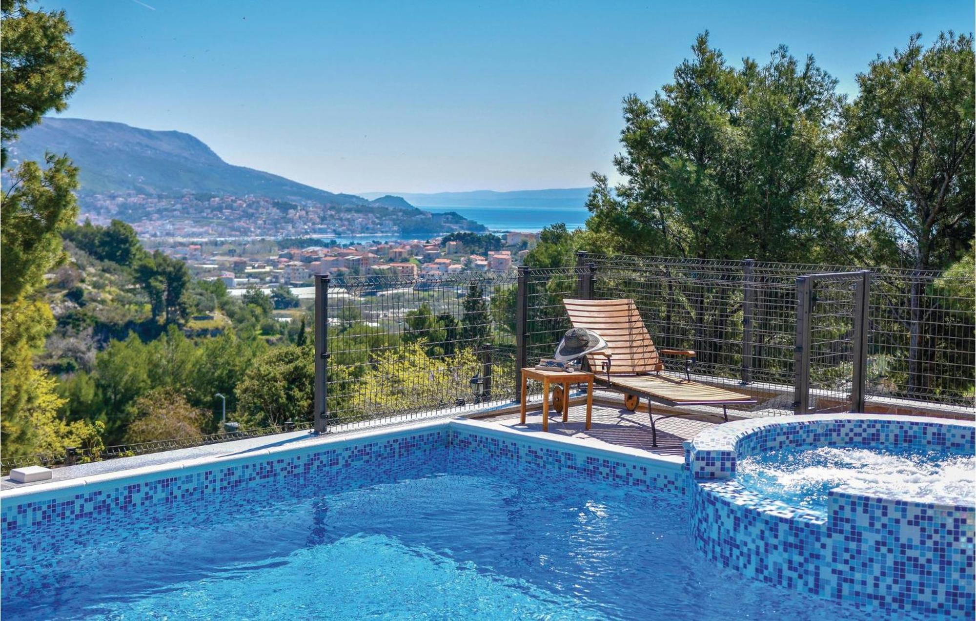 Lovely Home In Split With Jacuzzi Exterior foto